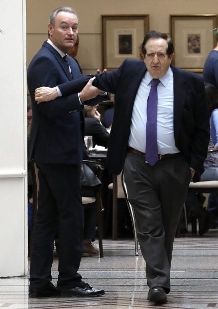 Los senadores del partido popular Juan Jose Lucas y Alberto Fabra, hoy en el Senado donde estaba previsto celebrarse el pleno de la cámara. (Foto: EFE)