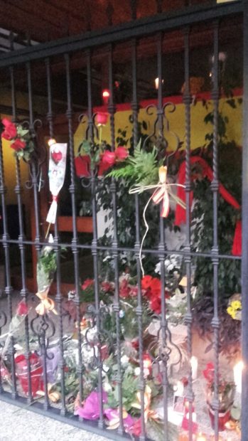 Detalle del altar improvisado frente al domicilio de Rita Barberá (Foto: OKDIARIO)