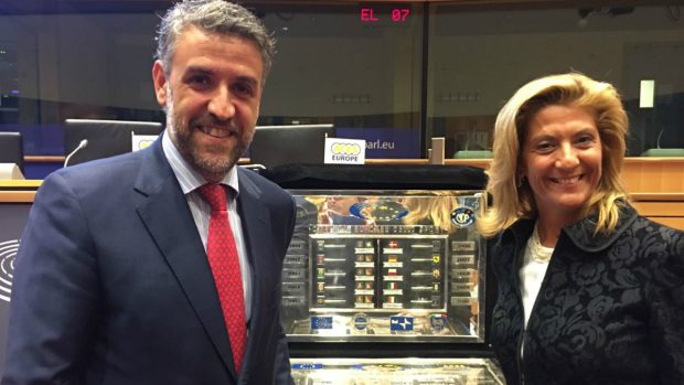 Javier Vicente y Soledad Muelas recogiendo reconocimiento europeo.