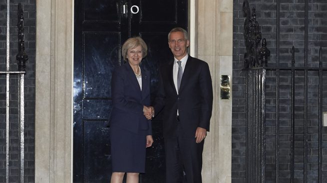 Theresa May insiste a Stoltenberg en el compromiso de Reino Unido con la OTAN después del Brexit