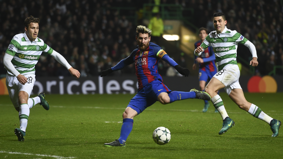 Messi golpea el balón antes de lograr el 0-1 para el Barcelona. (AFP)