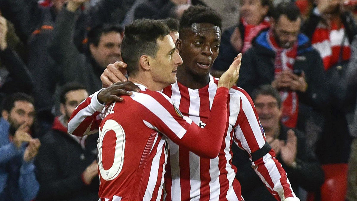 Aduriz celebra un gol con Williams. (EFE)