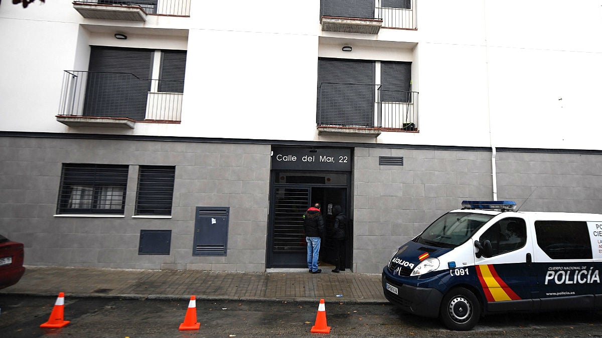 Un coche policial en la entrada de la vivienda donde se produjo la tragedia (Foto: Efe).