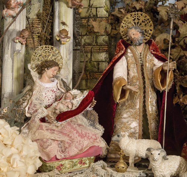 El Misterio con las figuras de Santa María, San José y el niño Jesús en brazos de la Virgen. 