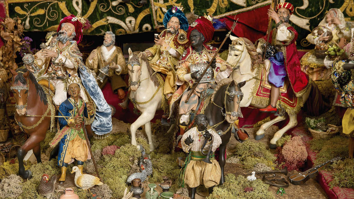 Las figuras que representan a los tres Reyes Magos en el belén napolitano que se expone en Madrid. Foto: subastas Segre