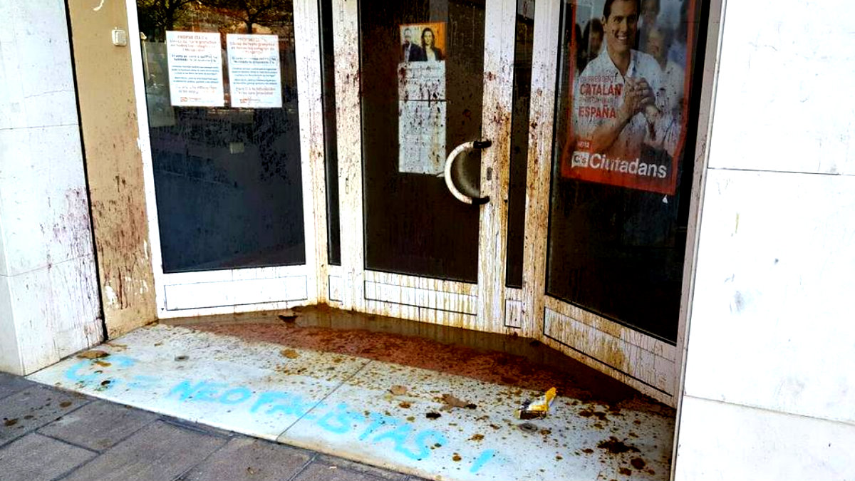 Excrementos y pintadas en la puerta de la oficina de Ciudadanos en L’Hospitalet de Llobregat.