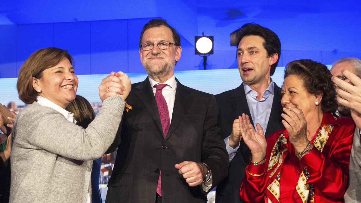 Isabel Bonig junto a Mariano Rajoy y Rita Barberá. (Foto: AFP)