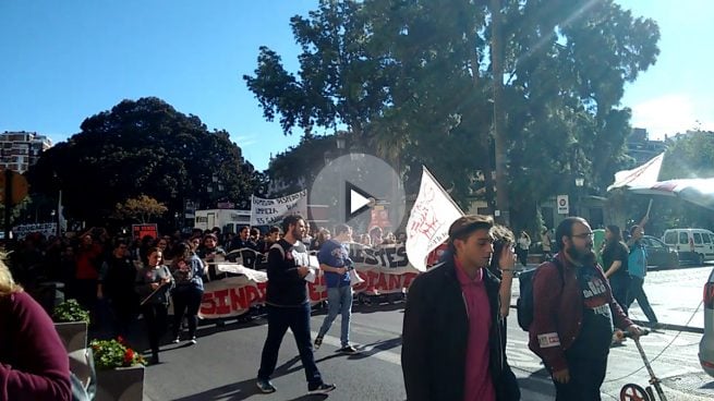 Un centenar de estudiantes rompe el luto frente a la casa de Barberá: «¡No hay pan para tanto chorizo!»