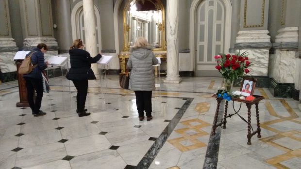 Había gente que al llegar a firmar se quedaba en blanco y otros que escribían varias hojas. (Foto: OKDIARIO)