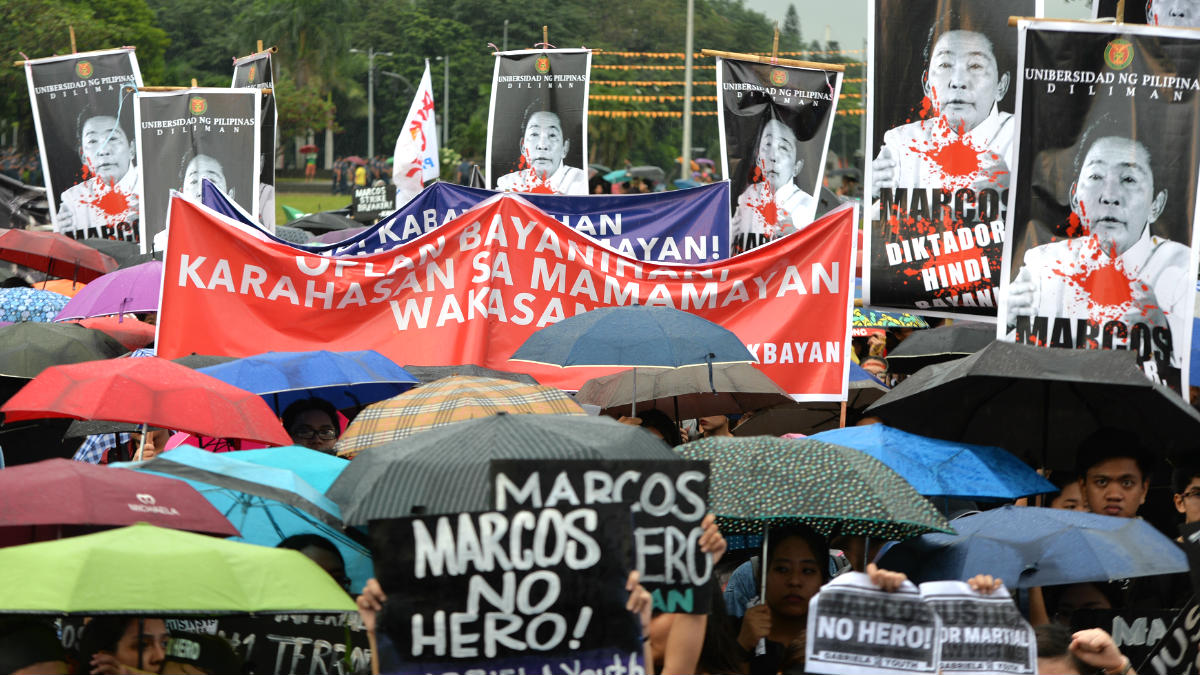 Manifestación en Manila contra el entierro del ex presidente Marcos en un cementerio para héroes (Foto: AFP).