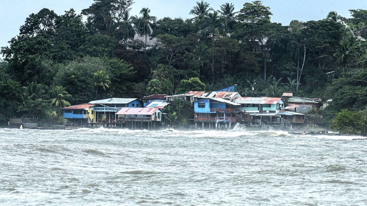 Una playa de Costa Rica afectada por el huracán Otto (Foto: AFP).