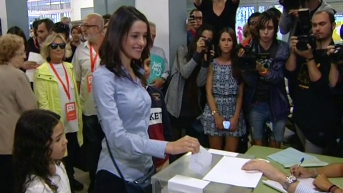 Inés Arrimadas, votando en las últimas elecciones catalanas.