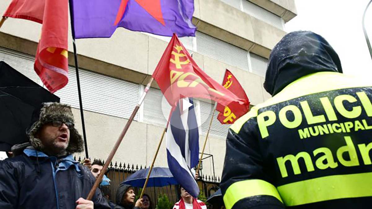 Concentración ante la embajada de Cuba en Madrid (Foto: AFP).