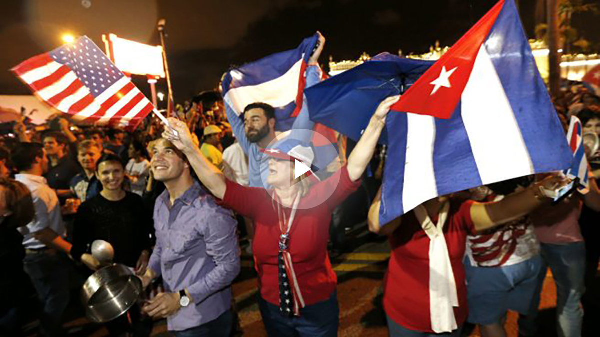 Exiliados cubanos celebran en las calles de Miami la muerte de Castro (Foto: AF