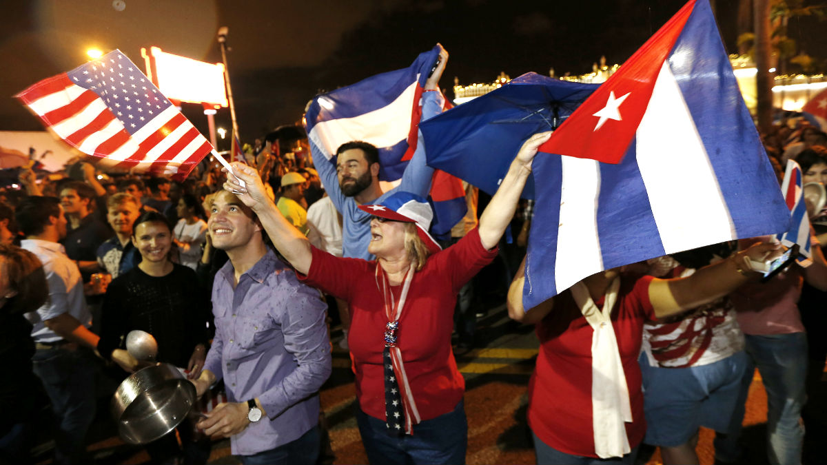 Exiliados cubanos celebran en las calles de Miami la muerte de Castro (Foto: AFP).