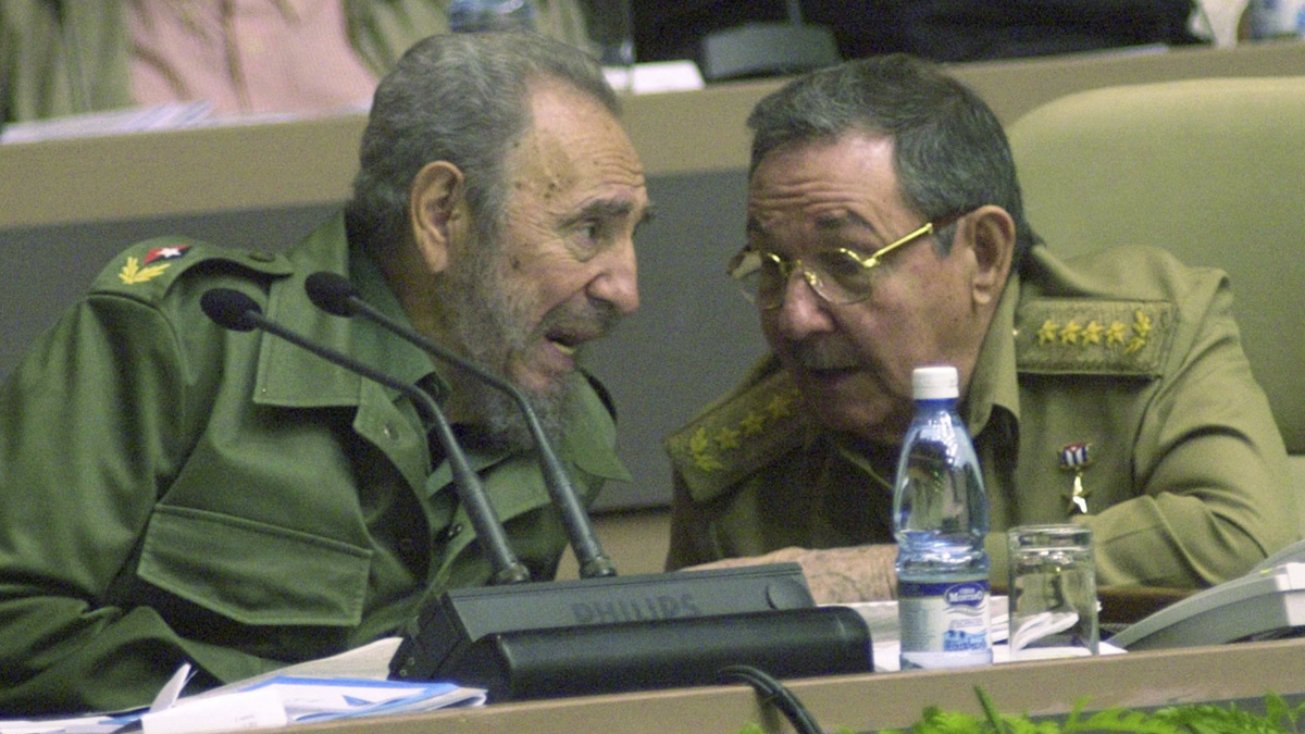 Fidel y Raúl Castro. (Foto: Getty)