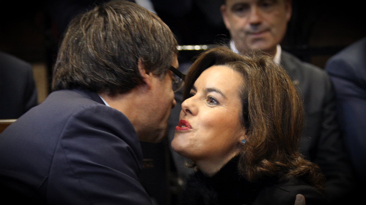 El president Puigdemont saluda a la vicepresidenta Sáenz de Santamaría en la toma de posesión del lehendakari Urkullu. (EFE)