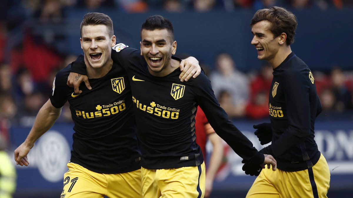 Correa y Griezmann celebran el segundo gol del Atlético obra de Gameiro