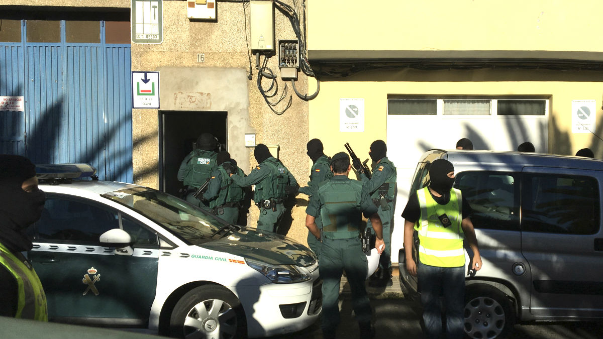Agentes de la Guardia Civil en el operativo para detener a un yihadista. (Foto: EFE)
