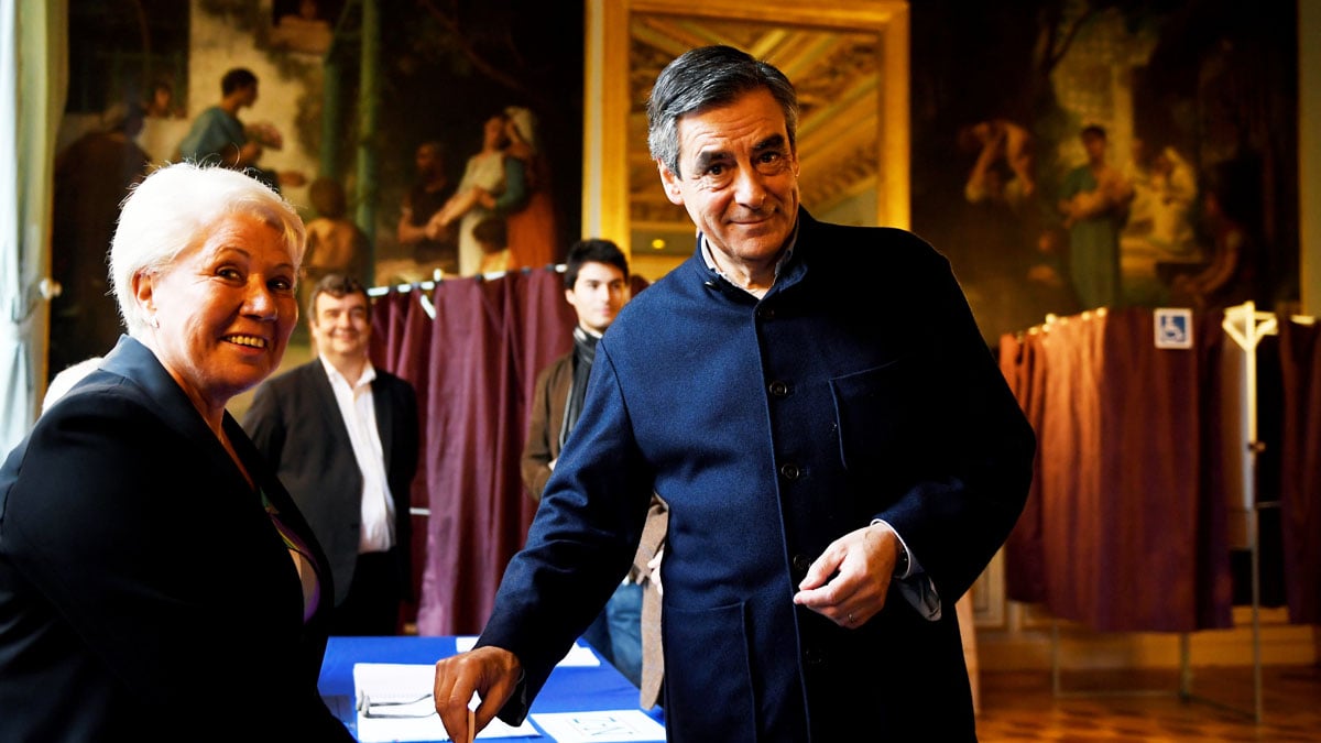 Fillon depositando su voto en las primarias de Los Republicanos en Francia (Foto: AFP)