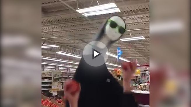 El baile más sorprendente en un supermercado… ¡de un maniquí!