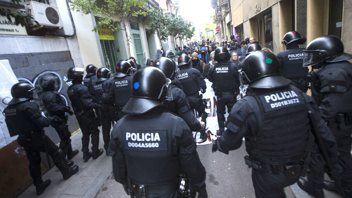 Los mossos durante una intervención (Foto: Efe).