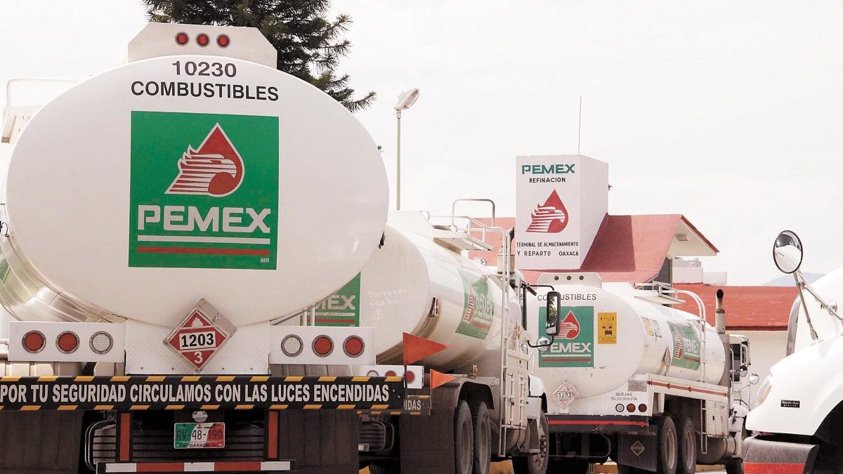 Camiones de la compañía mexicana Pemex