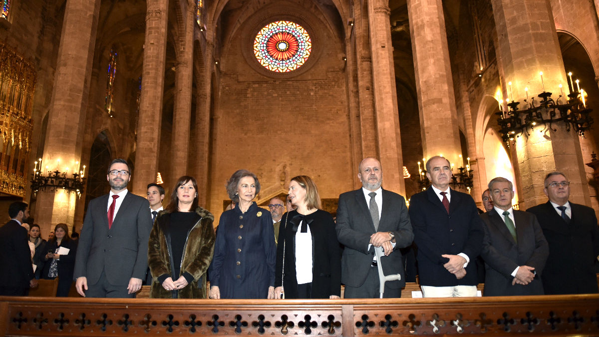 La Reina Sofía y las autoridades locales en la catedral de Palma (Foto: Efe).