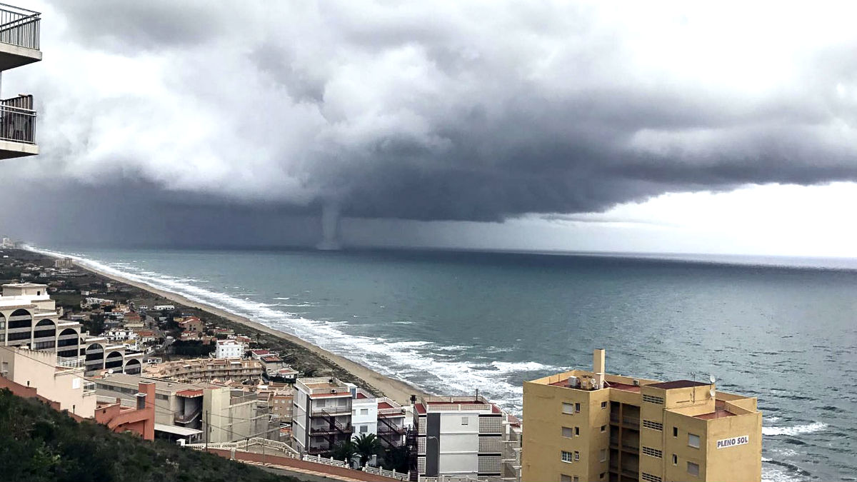 Efectos de una tormenta en el litoral valenciano (Foto: Efe).