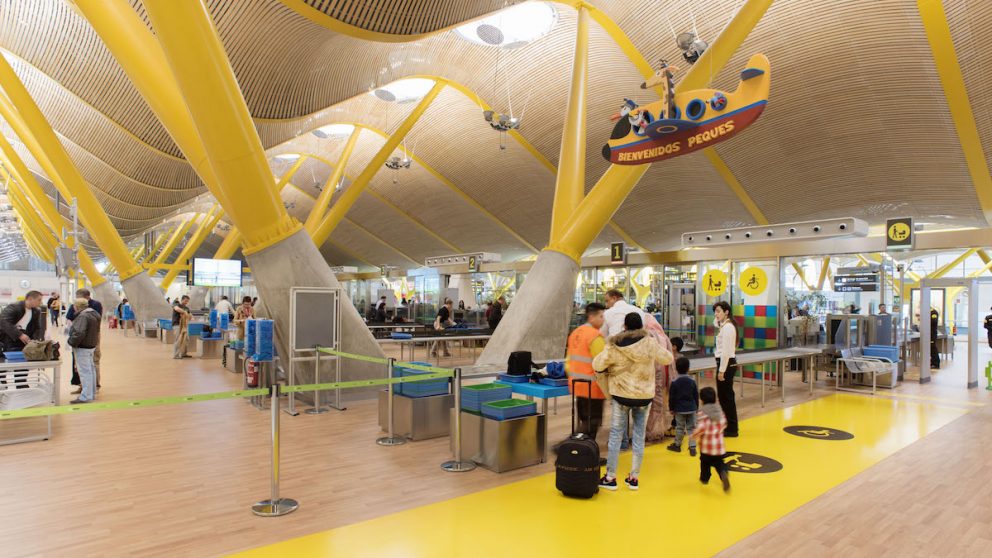 Acceso exclusivo para familias en el aeropuerto Adolfo Suárez de Madrid Barajas.