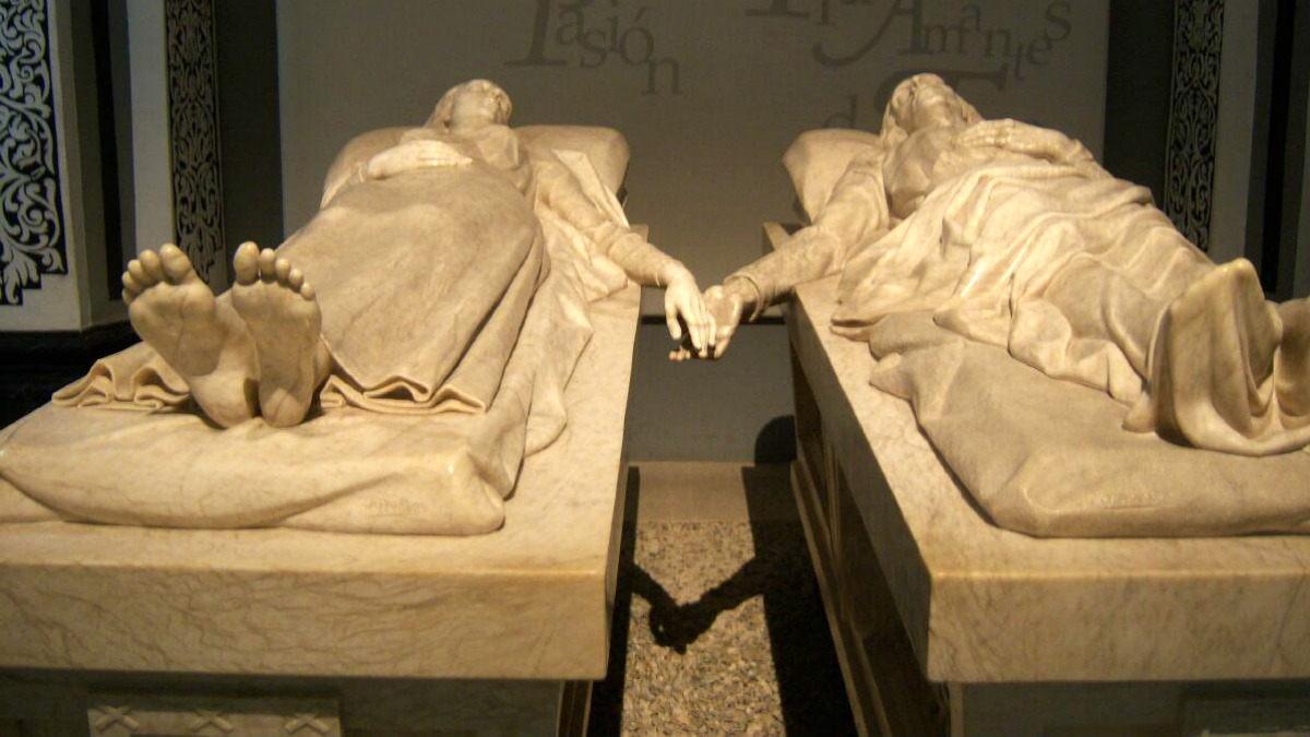 Escultura de Los Amantes de Teruel, en la capilla mausoleo de la localidad aragonesa.