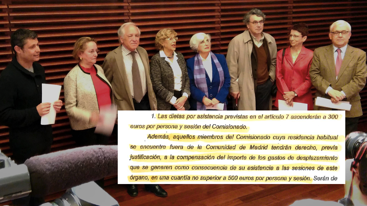 La alcaldesa Manuela Carmena con los miembros del Comisionado de Memoria Histórica. (Foto: Madrid)