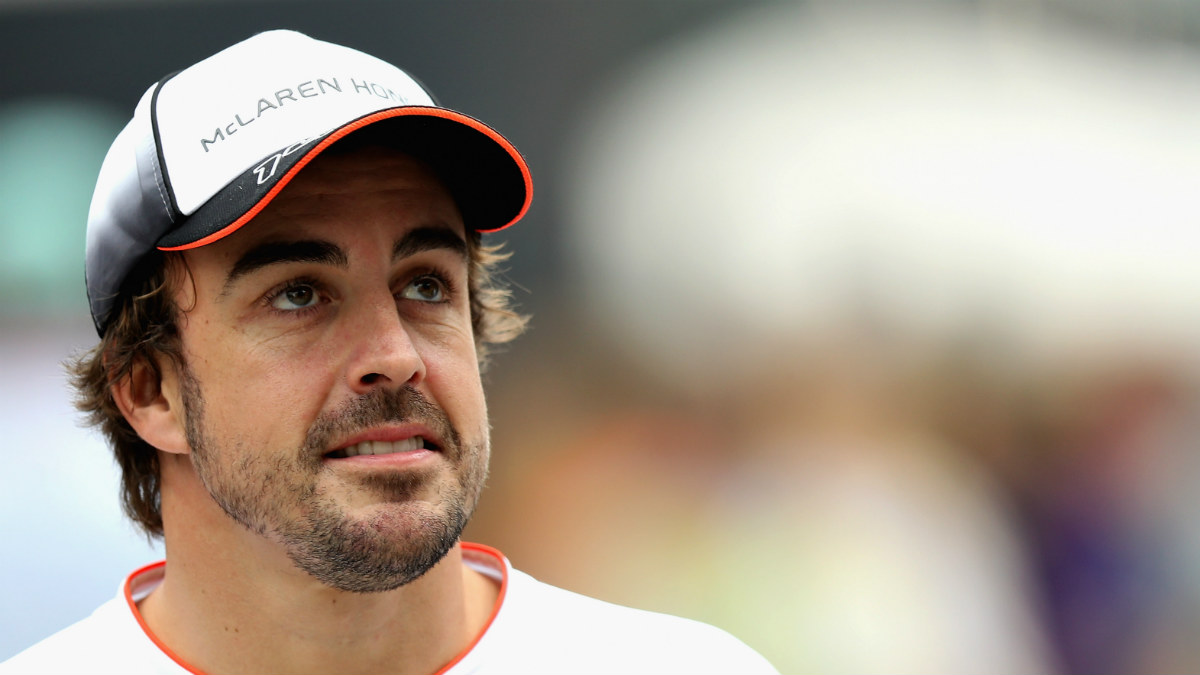 Fernando Alonso, en el ‘paddock’ de McLaren. (Getty)