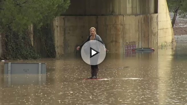 Una mujer queda atrapada en una inundación y es rescatada encima de su coche por los bomberos