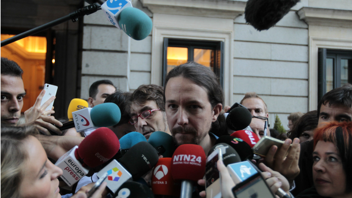 Pablo Iglesias atiende a los medios de comunicación en el patio del Congreso. (OKD)