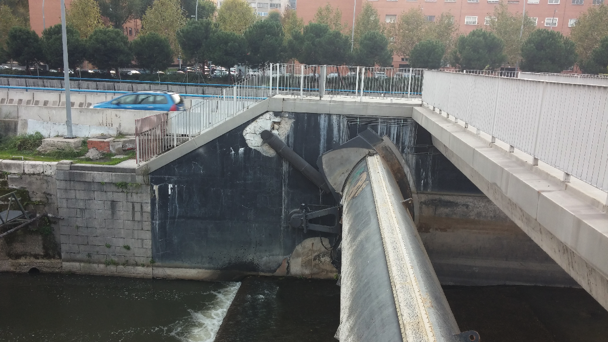 Presa nº 9 del río Manzanares antes de la reparación.