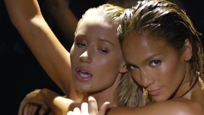 Iggy Azalea derrite la cámara posando semidesnuda