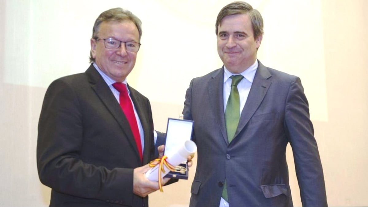 Viladoms recibe de manos de Miguel Cardenal la medalla al Mérito Deportivo. Ambos dirigentes tenían una estrecha relación.