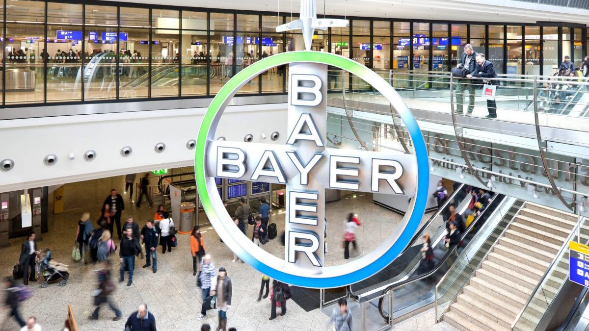 Logo de Bayer en un Centro Comercial.