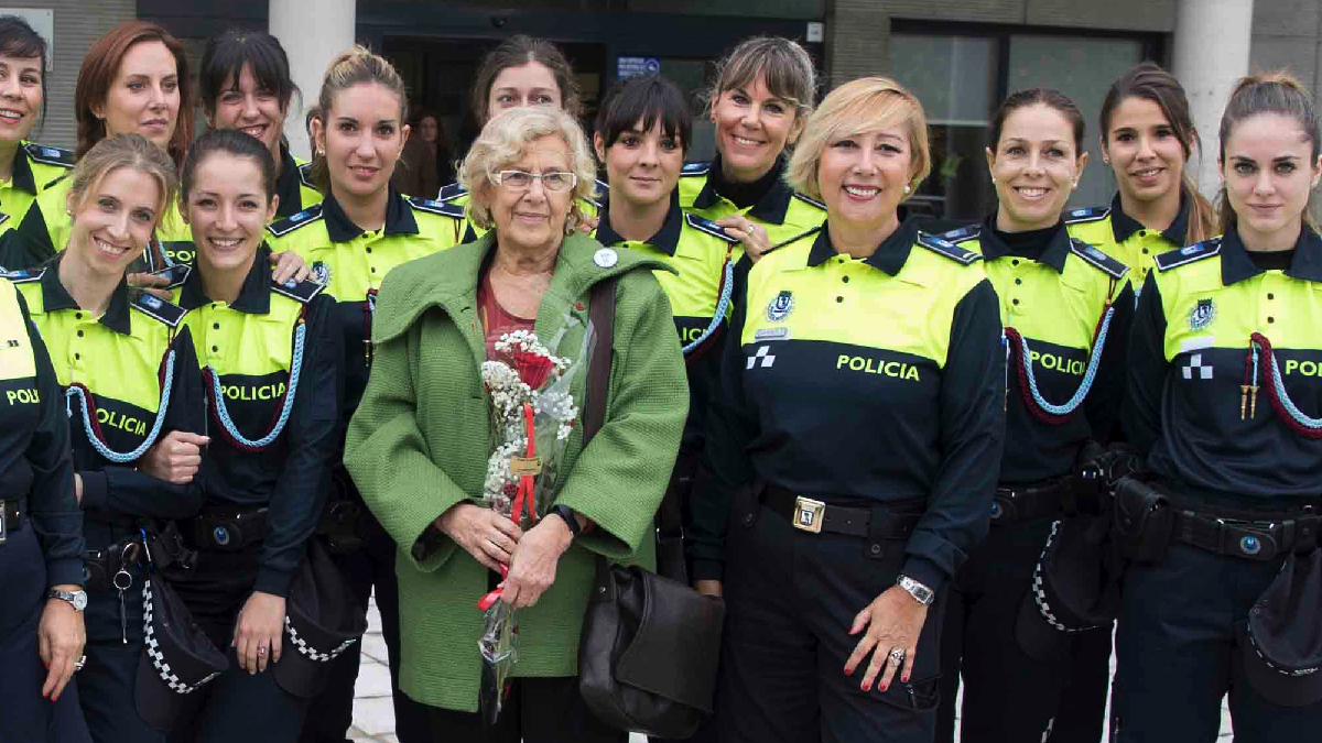 La alcaldesa Carmena con la última promoción de policías municipales. (Foto: Madrid)