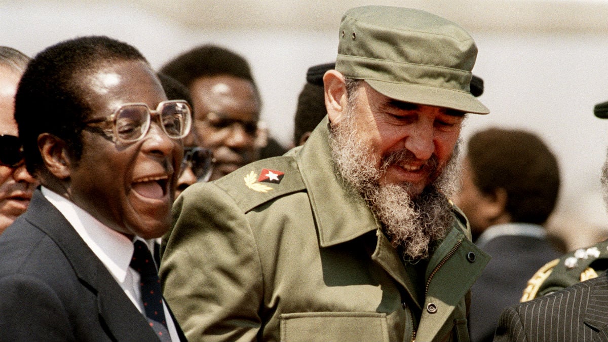 Robert Mugabe y Fidel Castro, en 1986, cuando el dictador cubano visitó a su homólogo zimbabués en Harare. (AFP)