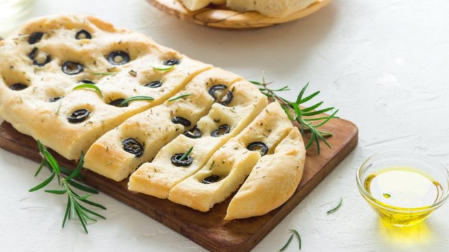 Pan de aceite de oliva con romero y aceitunas