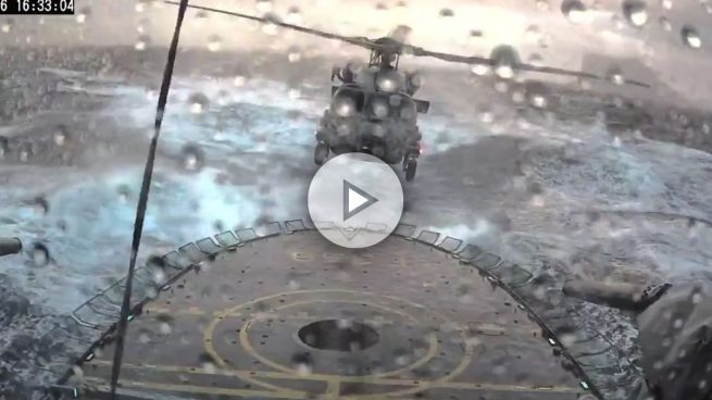 Espectacular aterrizaje de un MH-60R Seahawk sobre un barco en plena tormenta