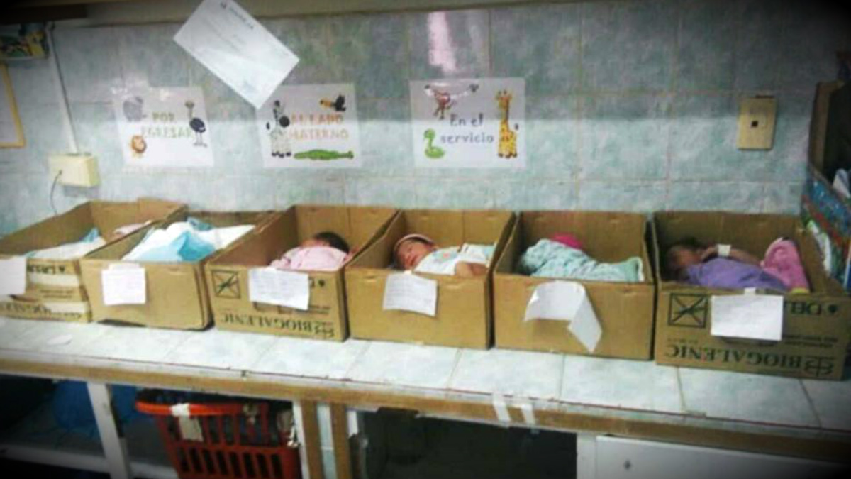 Recién nacidos colocados en cajas de cartón ante la falta de cunas e incubadoras en un hospital de Barcelona (Venezuela).