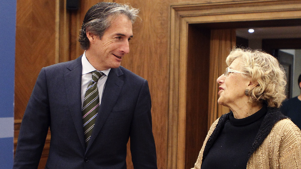 La alcaldesa Carmena con el ministro de Fomento, Íñigo de la Serna en verano. (Foto: Madrid)