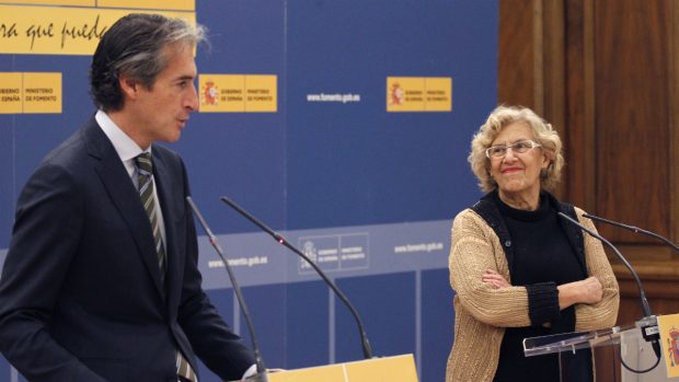 El ministro de Fomento, Íñigo de la Serna, junto a la alcaldesa de Madrid, Manuela Carmena (Foto: EFE).