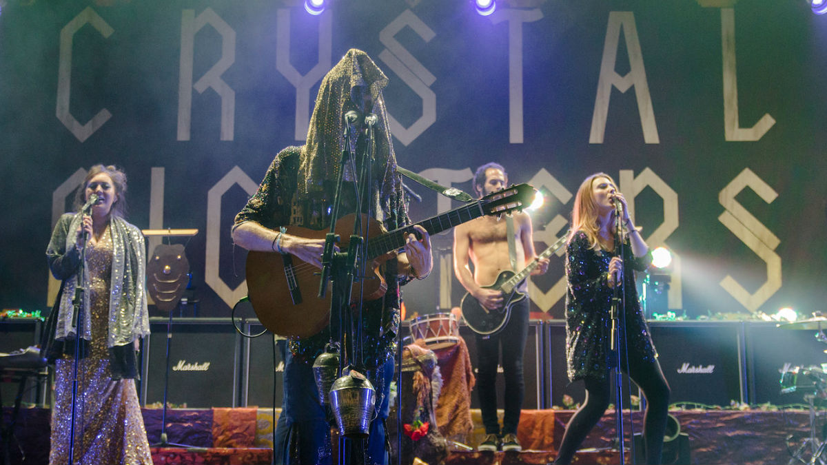 Sebastian Pringle, Gilbert Vierich, Graham Dickson y Eleanor Fletcher forman Crystal Fighters.