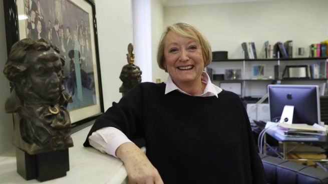 Yvonne Blake, actual directora de la Academia de las Artes y las Ciencias Cinematográficas, con el goya que ganó a mejor diseño de vestuario. Foto: EFE