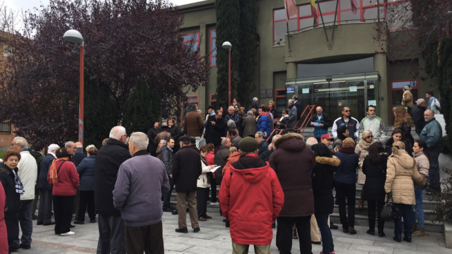 Decenas de abuelos se manifiestan por el cierre de sus centros por impagos de la contrata de Carmena