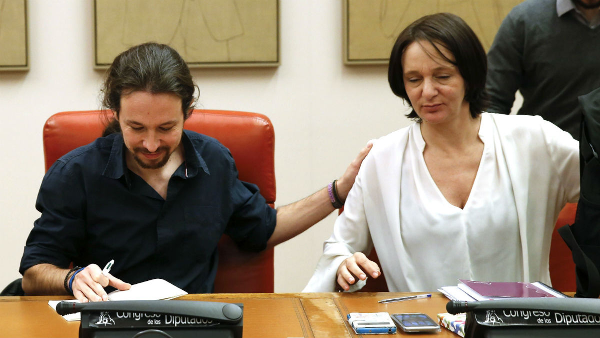 Carolina Bescansa junto a Pablo Iglesias. (Foto: EFE)